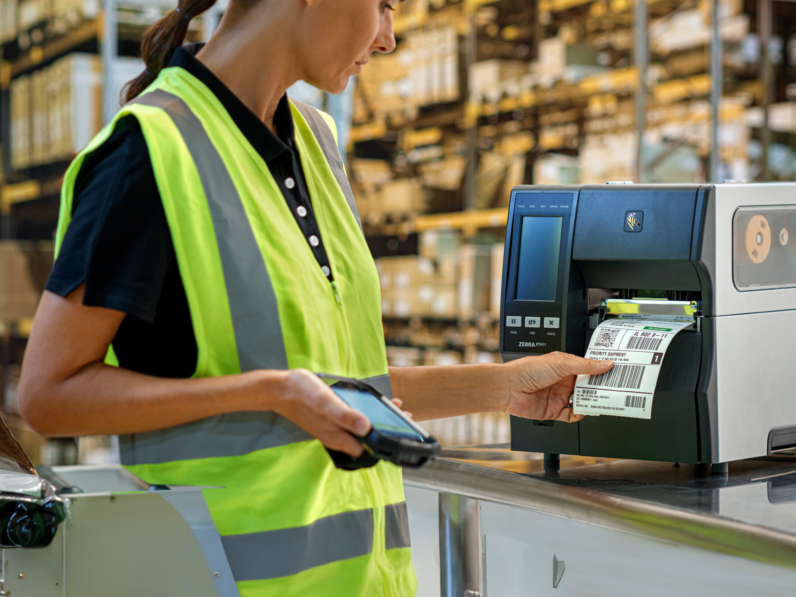 fulfillment-photography-website-worker-printing-shipping-label-4×3-3600.jpg.imgo Miljövänliga etiketter från Zebra: ZeroLiner och hållbara material